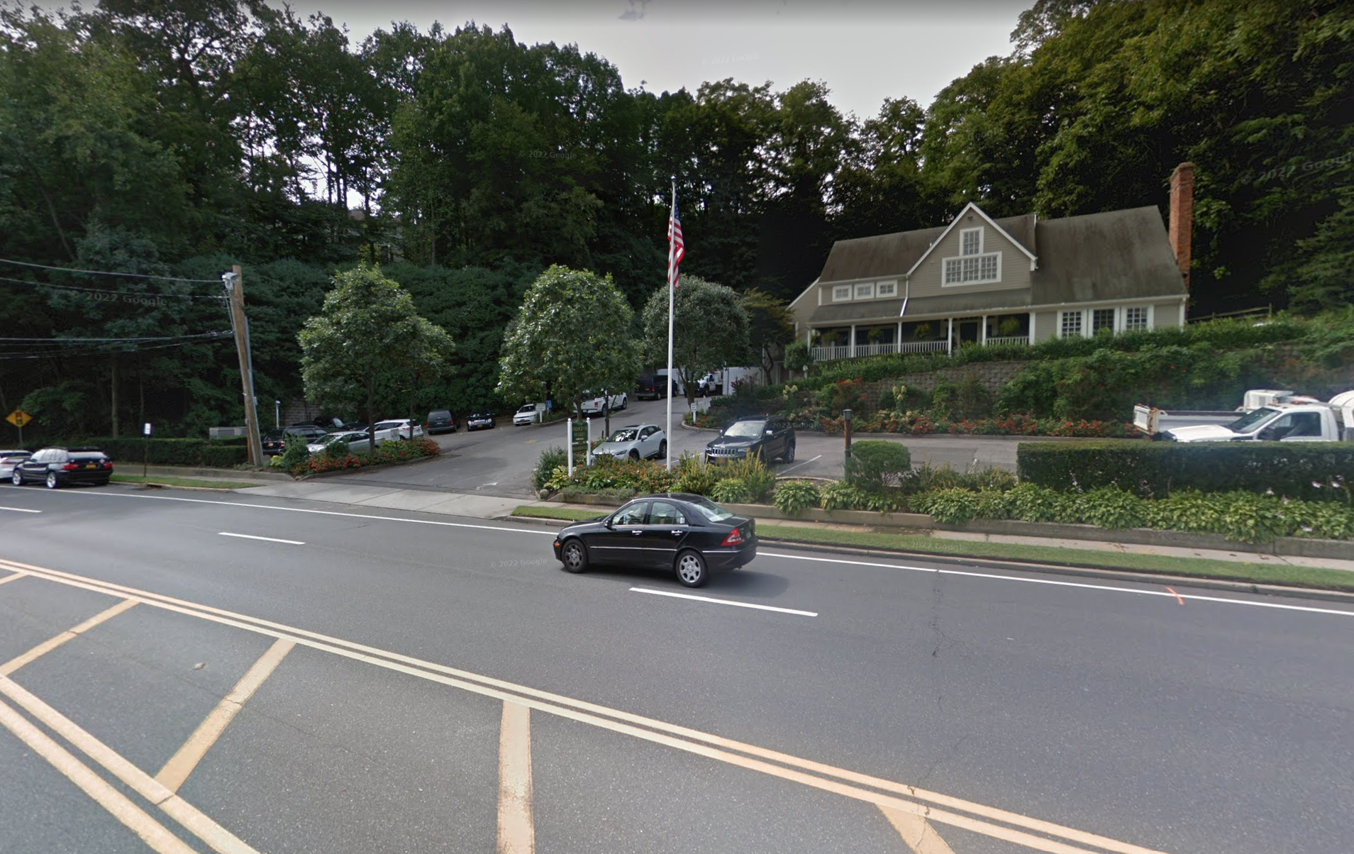 Roslyn Village Hall parking lot